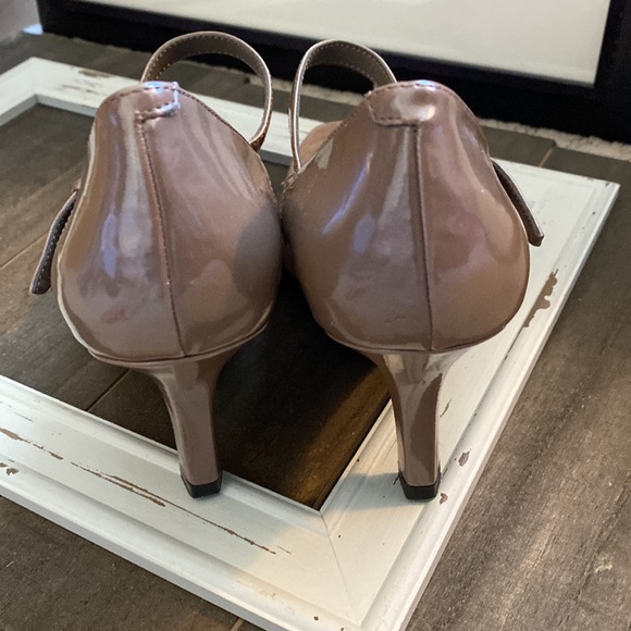 DONATED Bandolino 3 inch heels with strap, tan, size 6.5M - Picture 4 of 5